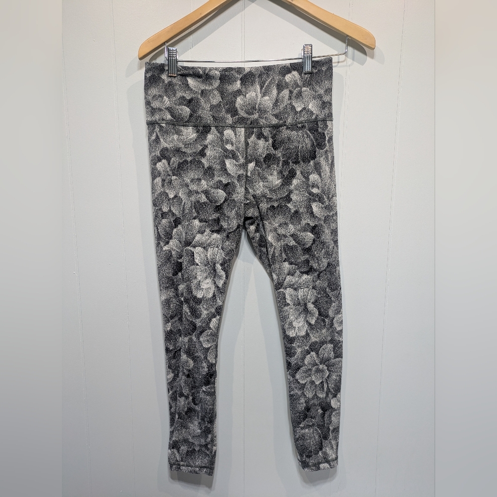 Athleta Elation Textured‎ Floral Leggings Size Medium Black & White